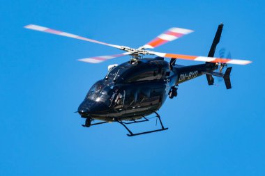 Sliac, Slovakya - 27 Ağustos 2016: Devlet polis helikopteri havaalanında. Havacılık ve uçak. Ticari ve genel havacılık. Havacılık endüstrisi. Uç ve uç.