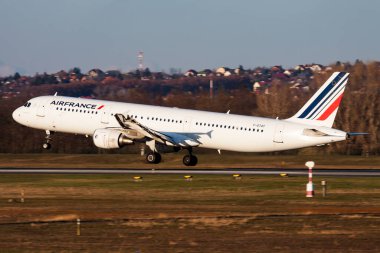 Budapeşte, Macaristan - 23 Kasım 2015: Air France yolcu uçağı havaalanında. Uçuş planını ayarlayın. Havacılık ve uçak. Hava ulaşımı. Küresel uluslararası ulaşım. Uç ve uç.
