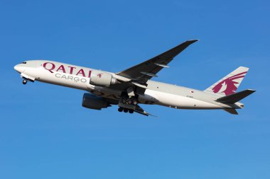 Budapeşte, Macaristan - 17 Ekim 2021: Katar Havayolları Kargo Boeing 777-200 kargo uçağı havaalanında. Hava nakliyesi ve nakliyesi. Havacılık ve uçak. Ulaşım endüstrisi. Ulaşım. Uç ve uç.