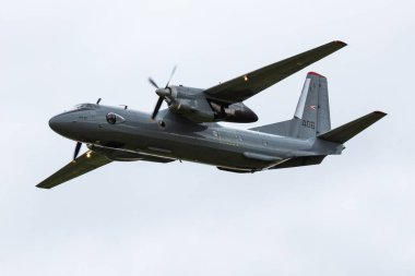 Siofok, Macaristan - 18 Haziran 2020: Hava üssünde askeri nakliye uçağı. Hava Kuvvetleri uçuş operasyonu. Havacılık ve uçak. Hava kaldırma. Askeri endüstri. Uç ve uç.