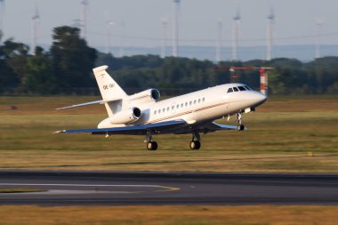 Viyana, Avusturya - 13 Mayıs 2018: Avcon Jet Dassault Falcon 900 OE-IMI yolcu uçağı Viyana Havaalanı 'ndan havalanıyor