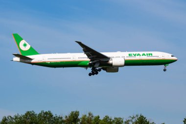 Viyana, Avusturya - 20 Mayıs 2018: EVA Air Boeing 777-300ER B-16707 yolcu uçağı Viyana Havaalanına iniş yaptı