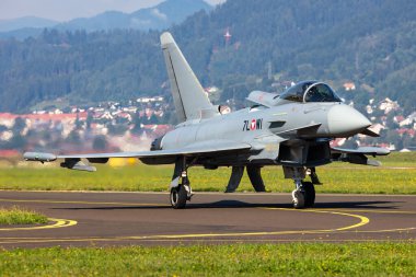Zeltweg, Avusturya - 3 Eylül 2022: Avusturya Hava Kuvvetleri Eurofighter Typhoon. Askeri savaş uçağı hava üssünde. Uçuş operasyonu. Havacılık ve uçak. Hava savunması. Uç ve uç.