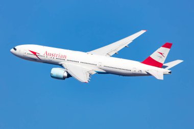 Viyana, Avusturya - 14 Ekim 2023: Avusturya Havayolları Boeing 777-200 yolcu uçağı havaalanında. Havacılık ve uçak. Hava taşımacılığı ve seyahat. Ulaşım. Uç ve uç.