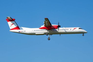 Viyana, Avusturya - 13 Mayıs 2018: Avusturya Hava Yolları Bombacısı DHC-8 Q400 OE-LGK yolcu uçağı Viyana Havalimanı 'na iniyor
