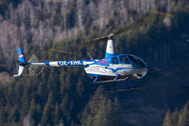 Zell am See, Avusturya - 25 Mart 2018: Havaalanı ve havaalanında ticari helikopter. Rotorcraft. Genel havacılık endüstrisi. Kamu hizmetleri taşımacılığı. Hava ulaşımı. Uç ve uç.