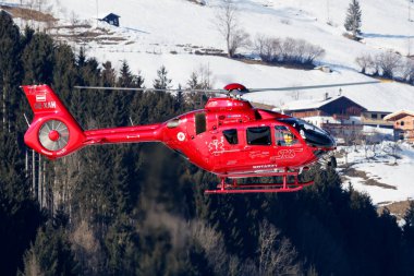 Zell am See, Avusturya - 19 Şubat 2018: Havaalanı ve havaalanında tıbbi helikopter. Rotorcraft ve medikopter. Genel havacılık endüstrisi. Hava ambulansı taşımacılığı. Hava ulaşımı. Uç ve uç.