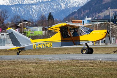 Zell am See, Avusturya - 2 Nisan 2018: Havaalanı ve havaalanında ticari uçak. Küçük ve spor uçak. Genel havacılık endüstrisi. Vip taşımacılığı. Kamu hizmetleri taşımacılığı. Uç ve uç.