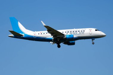 Viyana, Avusturya - 13 Mayıs 2018: Viennaline Embraer ERJ-170 OE-LMK yolcu uçağı Viyana Havaalanına iniş ve iniş