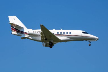 Viyana, Avusturya - 13 Mayıs 2018: NetJets Europe Cessna Citation Enlemi CS-LTF yolcu uçağı Viyana Havaalanına iniş ve iniş yaptı