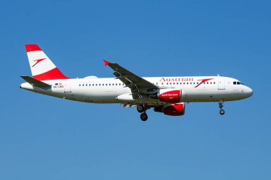 Viyana, Avusturya - 13 Mayıs 2018: Avusturya Havayolları Airbus A320 OE-LBQ yolcu uçağı Viyana Havaalanına iniş ve iniş
