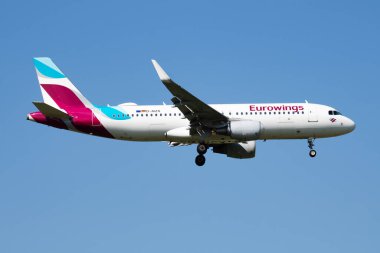 Viyana, Avusturya - 13 Mayıs 2018: Eurowings Airbus A320 D-AIZS yolcu uçağı Viyana Havaalanına iniş yaptı