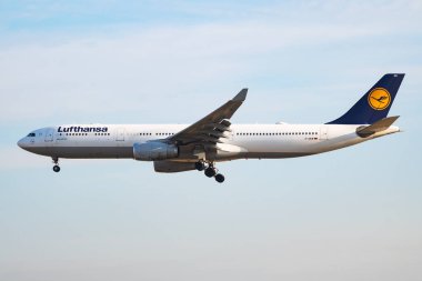 Frankfurt, Almanya - 8 Temmuz 2017: Lufthansa yolcu uçağı havaalanında. Uçuş planını ayarlayın. Havacılık ve uçak. Hava ulaşımı. Küresel uluslararası ulaşım. Uç ve uç.