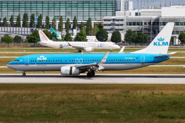 Münih / Almanya - 11 Temmuz 2017: KLM Hollanda Kraliyet Havayolları Boeing 737-800 PH-BXB yolcu uçağı Münih Havaalanına iniş ve iniş yaptı