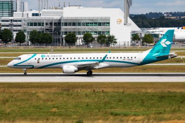 Münih / Almanya - 11 Temmuz 2017: Air Dolomiti Embraer ERJ-195 I-ADJP yolcu uçağı Münih Havalimanı 'ndan havalanıyor
