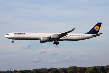 Münih / Almanya - 4 Ekim 2017: Lufthansa Airbus A340-600 D-Aihk yolcu uçağı Münih Havaalanına iniş ve iniş yaptı