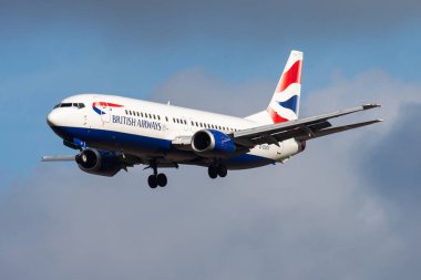 Amsterdam, Hollanda - 14 Ağustos 2014: British Airways yolcu uçağı havaalanında. Uçuş planını ayarlayın. Havacılık ve uçak. Hava ulaşımı. Küresel uluslararası ulaşım. Uç ve uç.