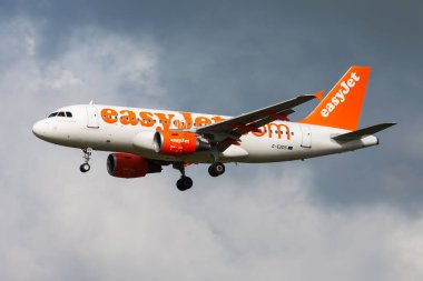 Amsterdam, Hollanda - 15 Ağustos 2014: Havaalanında EasyJet yolcu uçağı. Uçuş planını ayarlayın. Havacılık ve uçak. Hava ulaşımı. Küresel uluslararası ulaşım. Uç ve uç.