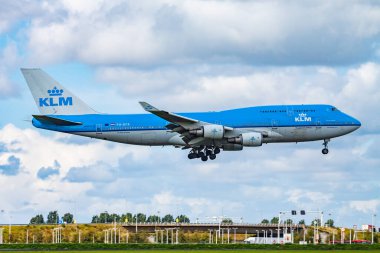 Amsterdam / Hollanda - 15 Ağustos 2014: KLM Hollanda Kraliyet Havayolları Boeing 747-400 PH-BFR yolcu uçağı Amsterdam Schipol Havaalanına iniş yaptı