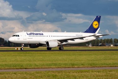 Amsterdam, Hollanda - 15 Ağustos 2014: Lufthansa yolcu uçağı havaalanında. Uçuş planını ayarlayın. Havacılık ve uçak. Hava ulaşımı. Küresel uluslararası ulaşım. Uç ve uç.