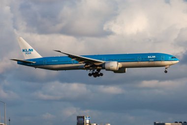 Amsterdam / Hollanda - 16 Ağustos 2014: KLM Hollanda Kraliyet Havayolları Boeing 777-300ER PH-BVC yolcu uçağı Amsterdam Schipol Havaalanına iniş yaptı