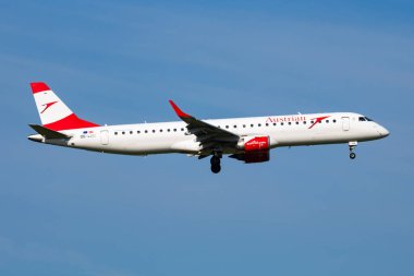 Viyana, Avusturya - 20 Mayıs 2018: Avusturya Havayolları Embraer ERJ-195 OE-LWE yolcu uçağı Viyana Havaalanına iniş ve iniş