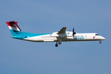 Viyana, Avusturya - 20 Mayıs 2018: Luxair Bombardıman uçağı DHC-8 Q400 LX-LQI yolcu uçağı Viyana Havaalanına iniş ve iniş