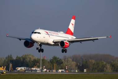 Viyana / Avusturya - 18 Nisan 2019: Avusturya Havayolları Airbus A319 Oe-Lde yolcu uçağı Viyana Uluslararası Havaalanına iniş ve iniş yaptı