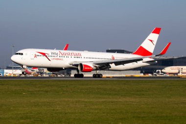 Viyana / Avusturya - 18 Nisan 2019: Avusturya Havayolları özel çıkartması Boeing 767-300 OE-LAY yolcu uçağı Viyana Uluslararası Havaalanına iniş ve iniş