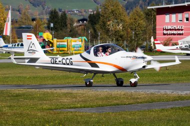 Zell am See, Avusturya - 14 Ekim 2017: Havaalanı ve havaalanında ticari uçak. Küçük ve spor uçak. Genel havacılık endüstrisi. Vip taşımacılığı. Kamu hizmetleri taşımacılığı. Uç ve uç.
