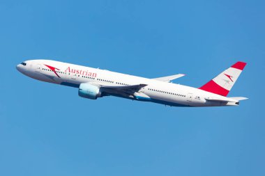 Viyana, Avusturya - 14 Ekim 2023: Avusturya Havayolları Boeing 777-200 yolcu uçağı havaalanında. Havacılık ve uçak. Hava taşımacılığı ve seyahat. Ulaşım. Uç ve uç.