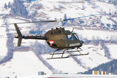 Zell am See, Avusturya - 19 Şubat 2018: Hava üssünde askeri helikopter. Hava kuvvetleri uçuş ulaşımı. Havacılık ve rotorcraft. Nakliye ve hava taşımacılığı. Askeri endüstri. Uç ve uç.