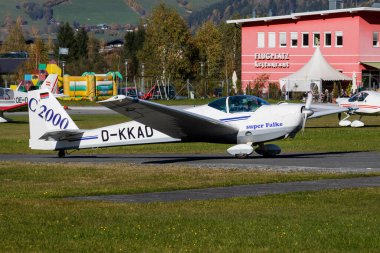 Zell am See, Avusturya - 14 Ekim 2017: Havaalanı ve havaalanında ticari uçak. Küçük ve spor uçak. Genel havacılık endüstrisi. Vip taşımacılığı. Kamu hizmetleri taşımacılığı. Uç ve uç.