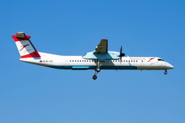 Viyana, Avusturya - 13 Mayıs 2018: Avusturya Hava Yolları Bombacısı DHC-8 Q400 OE-LGE yolcu uçağı Viyana Havaalanına iniş ve iniş yaptı