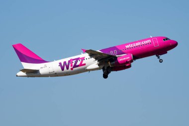 Budapeşte, Macaristan - 21 Temmuz 2016: Wizz Air yolcu uçağı havaalanında. Uçuş planını ayarlayın. Havacılık ve uçak. Hava ulaşımı. Küresel uluslararası ulaşım. Uç ve uç.