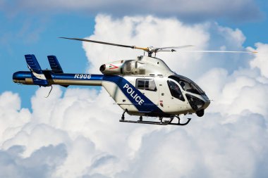 Siofok, Macaristan - 3 Ağustos 2021: Havaalanı ve havaalanında hükümet polis helikopteri. Rotorcraft. Genel havacılık endüstrisi. Polis araçları taşımacılığı. Hava ulaşımı. Uç ve uç.