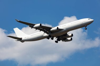 Budapeşte, Macaristan - 31 Mayıs 2023: Hi Fly Airbus A340-300 yolcu uçağı havaalanında. Havacılık ve uçak. Hava taşımacılığı ve seyahat. Uç ve uç.