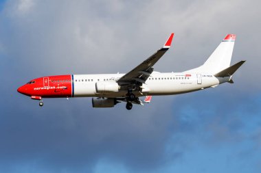 Budapeşte, Macaristan - 20 Kasım 2017: Havaalanında Norveç Hava Mekiği yolcu uçağı. Uçuş planını ayarlayın. Havacılık ve uçak. Hava ulaşımı. Küresel uluslararası ulaşım. Uç ve uç.