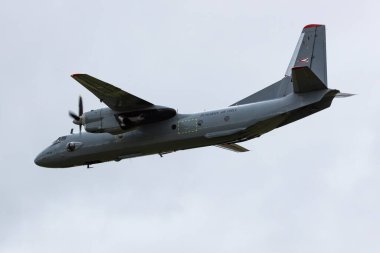 Siofok, Macaristan - 18 Haziran 2020: Hava üssünde askeri nakliye uçağı. Hava Kuvvetleri uçuş operasyonu. Havacılık ve uçak. Hava kaldırma. Askeri endüstri. Uç ve uç.