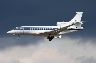 Frankfurt, Almanya - 17 Ağustos 2014: Havaalanında yolcu uçağı. Şirket seyahati. Havacılık ve uçak. Vip taşımacılığı. Şirket ve şirket taşımacılığı. Uç ve uç.