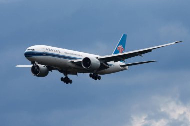 Frankfurt, Almanya - 17 Ağustos 2014: China Southern kargo uçağı havaalanında. Hava nakliyesi ve nakliyesi. Havacılık ve uçak. Ulaşım endüstrisi. Küresel uluslararası ulaşım. Uç ve uç.