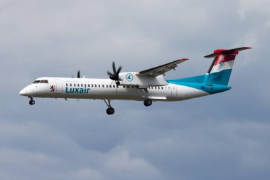 Frankfurt, Almanya - 17 Ağustos 2014: Luxair yolcu uçağı havaalanında. Uçuş planını ayarlayın. Havacılık ve uçak. Hava ulaşımı. Küresel uluslararası ulaşım. Uç ve uç.
