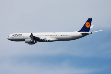 Frankfurt, Almanya - 18 Ağustos 2014: Lufthansa yolcu uçağı havaalanında. Uçuş planını ayarlayın. Havacılık ve uçak. Hava ulaşımı. Küresel uluslararası ulaşım. Uç ve uç.