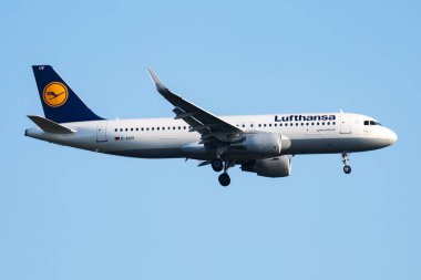 Münih, Almanya - 30 Ağustos 2016: Lufthansa yolcu uçağı havaalanında. Uçuş planını ayarlayın. Havacılık ve uçak. Hava ulaşımı. Küresel uluslararası ulaşım. Uç ve uç.
