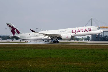 Münih, Almanya - 30 Ağustos 2016: Katar Havayolları yolcu uçağı havaalanında. Uçuş planını ayarlayın. Havacılık ve uçak. Hava ulaşımı. Küresel uluslararası ulaşım. Uç ve uç.