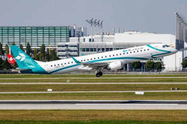 Münih, Almanya - 30 Ağustos 2016: Air Dolomiti yolcu uçağı havaalanında. Uçuş planını ayarlayın. Havacılık ve uçak. Hava ulaşımı. Küresel uluslararası ulaşım. Uç ve uç.
