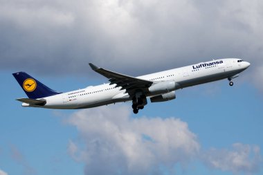 Münih, Almanya - 6 Eylül 2016: Lufthansa yolcu uçağı havaalanında. Uçuş planını ayarlayın. Havacılık ve uçak. Hava ulaşımı. Küresel uluslararası ulaşım. Uç ve uç.