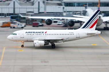 Münih, Almanya - 28 Ekim 2014: Air France yolcu uçağı havaalanında. Uçuş planını ayarlayın. Havacılık ve uçak. Hava ulaşımı. Küresel uluslararası ulaşım. Uç ve uç.