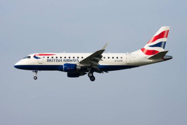 Zürih, İsviçre - 9 Eylül 2014: British Airways yolcu uçağı havaalanında. Uçuş planını ayarlayın. Havacılık ve uçak. Hava ulaşımı. Küresel uluslararası ulaşım. Uç ve uç.