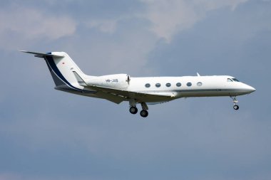 Zürih, İsviçre - 9 Eylül 2014: Havaalanında yolcu uçağı. Şirket seyahati. Havacılık ve uçak. Vip taşımacılığı. Şirket ve şirket taşımacılığı. Uç ve uç.